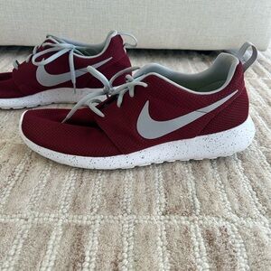 Nike Men's Maroon and White Low-Top Sneakers